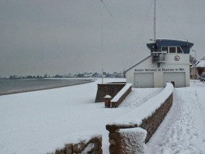 plage de la snsm sous la neige